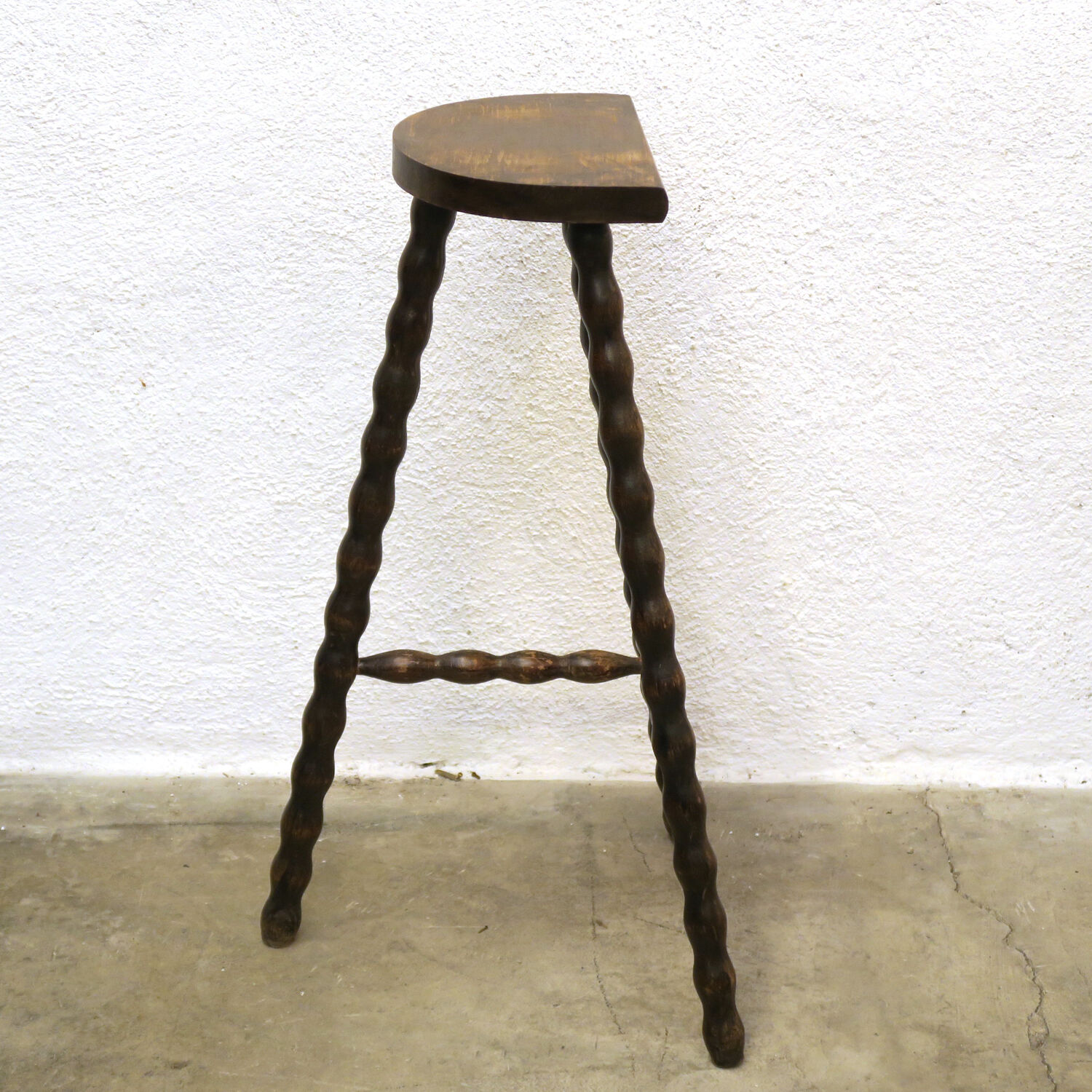 High tripod tabouret