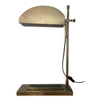 Lampe de bureau Bauhaus, conçue par Marcel Breuer pour l'Exposition universelle de Paris de 1925.