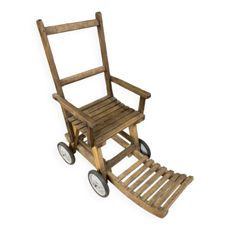 Chaise roulante en lattes de bois ancien avec repose-pieds extensible