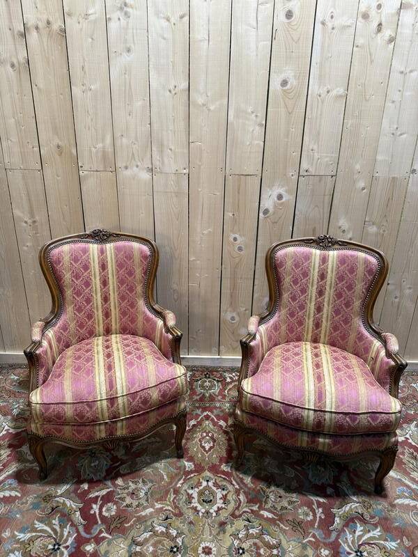 Paire de fauteuils - bergères de style Louis XV en soierie