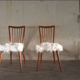 Paire de chaises scandinaves vintage Hygge bois massif et assise mouton de mongolie synthétique