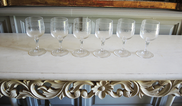 Lot de 24 anciens verres à pieds en cristal gravé