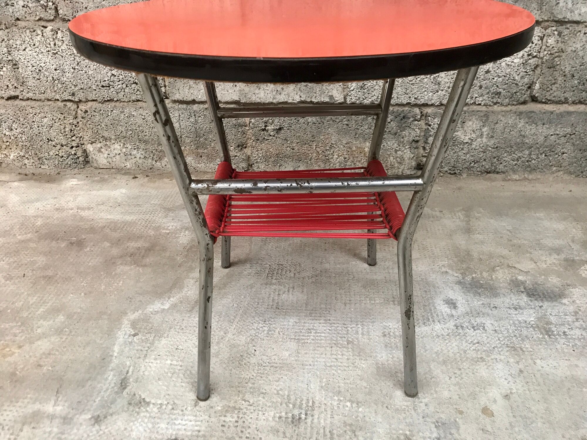 Coffee table round formica