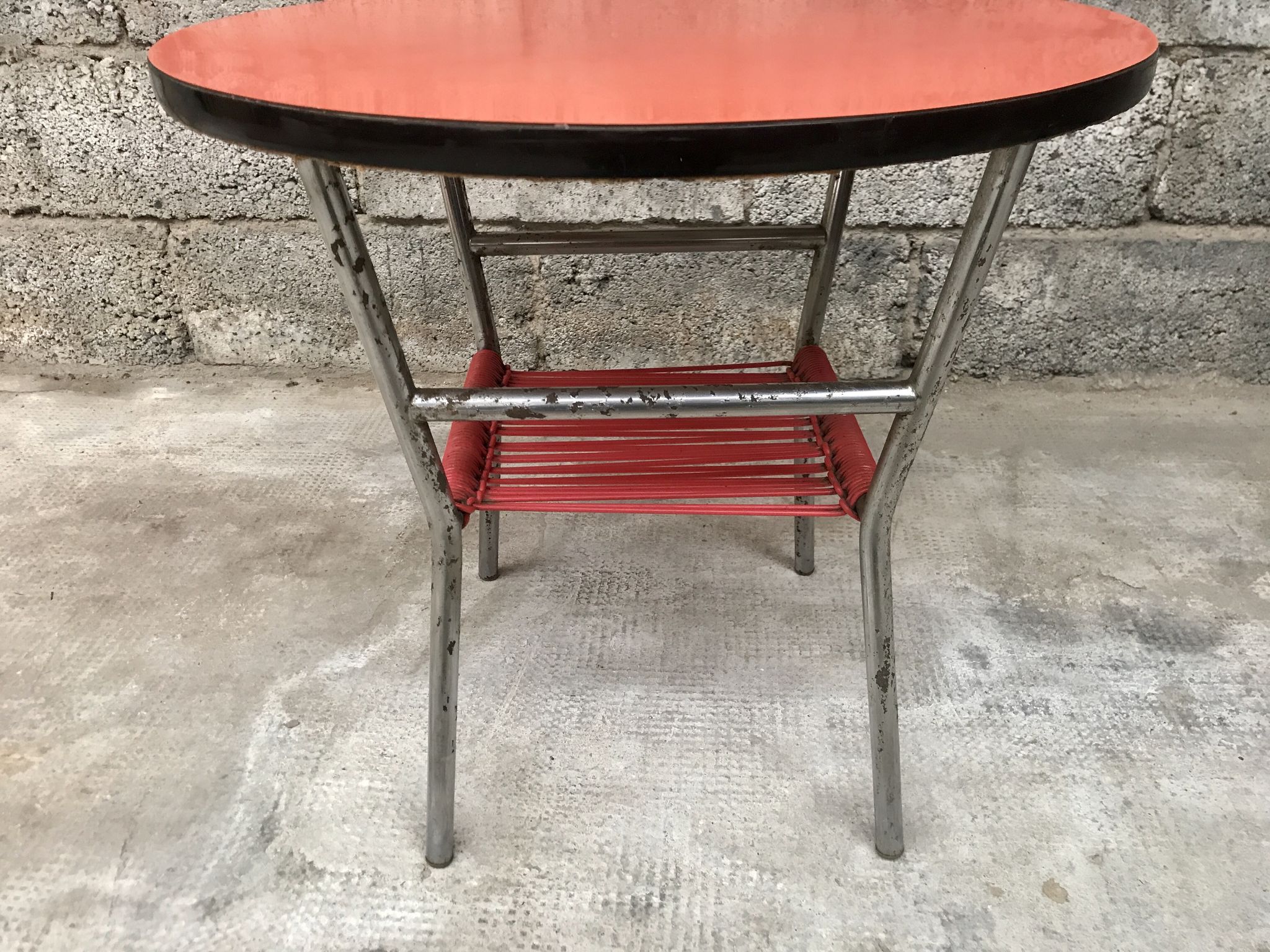 Coffee table round formica
