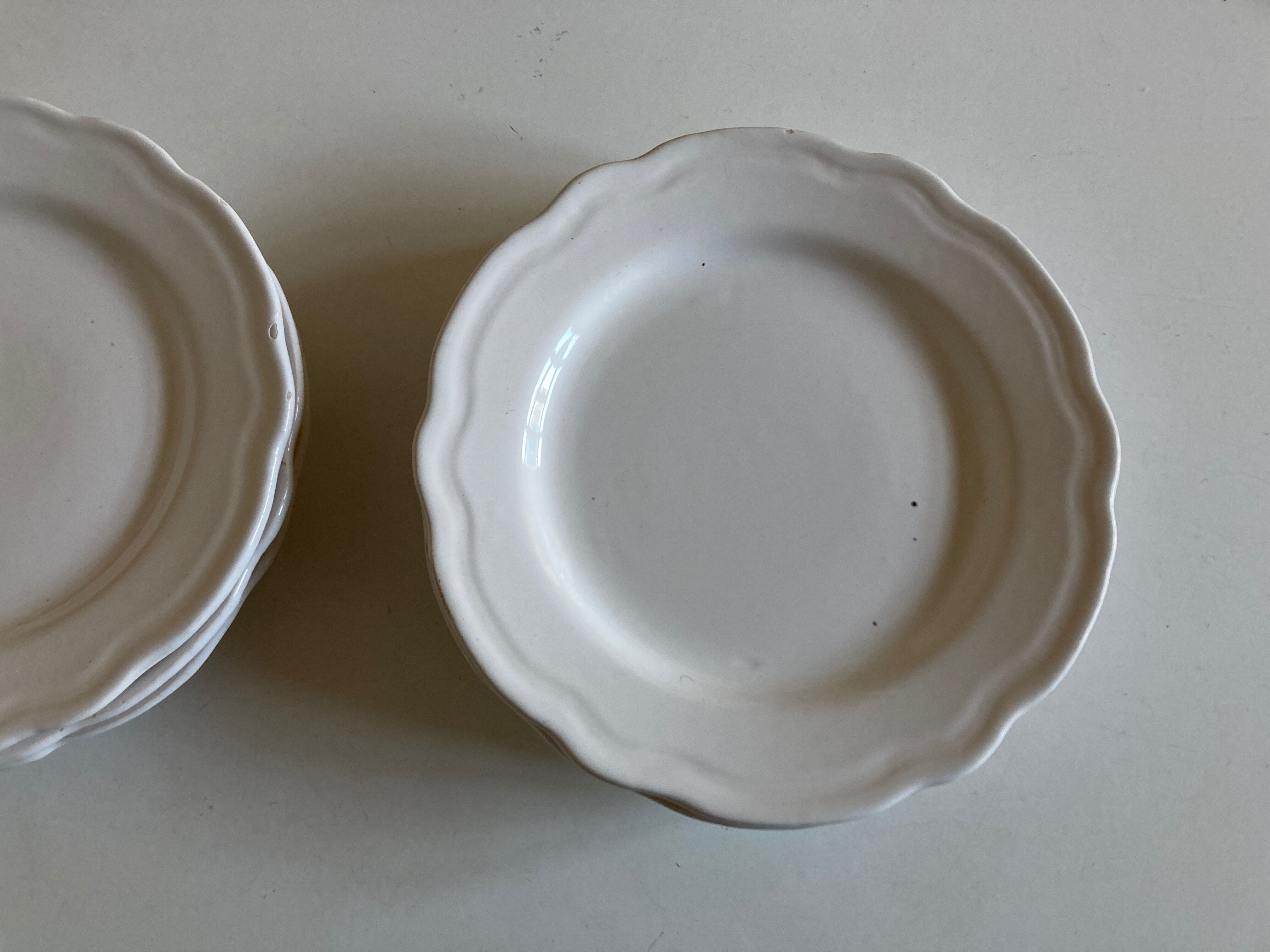 Set of 7 Mougins plates in white enamelled clay with gadroons