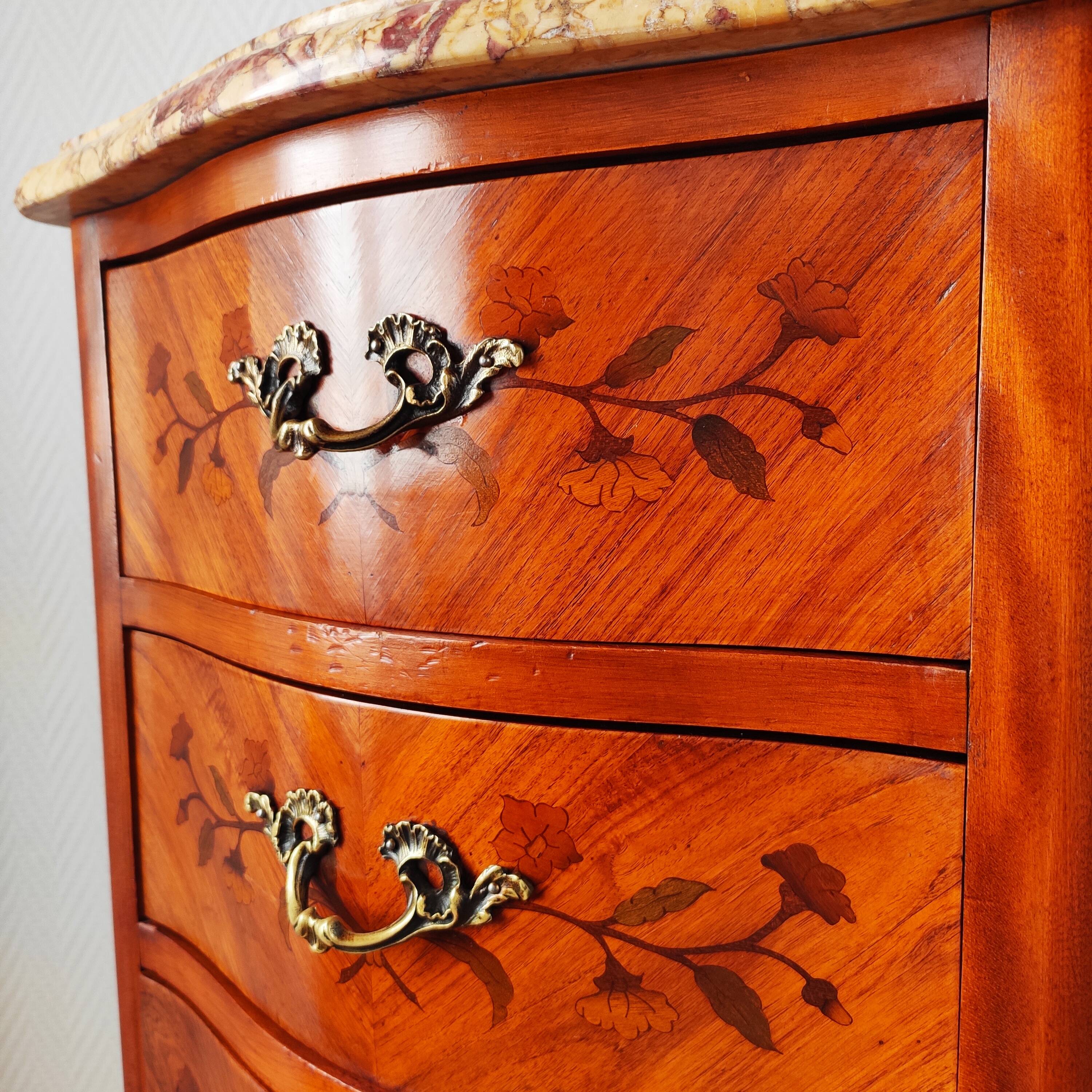 Chiffonnier galbé en marqueterie – plateau marbre – style Louis XV