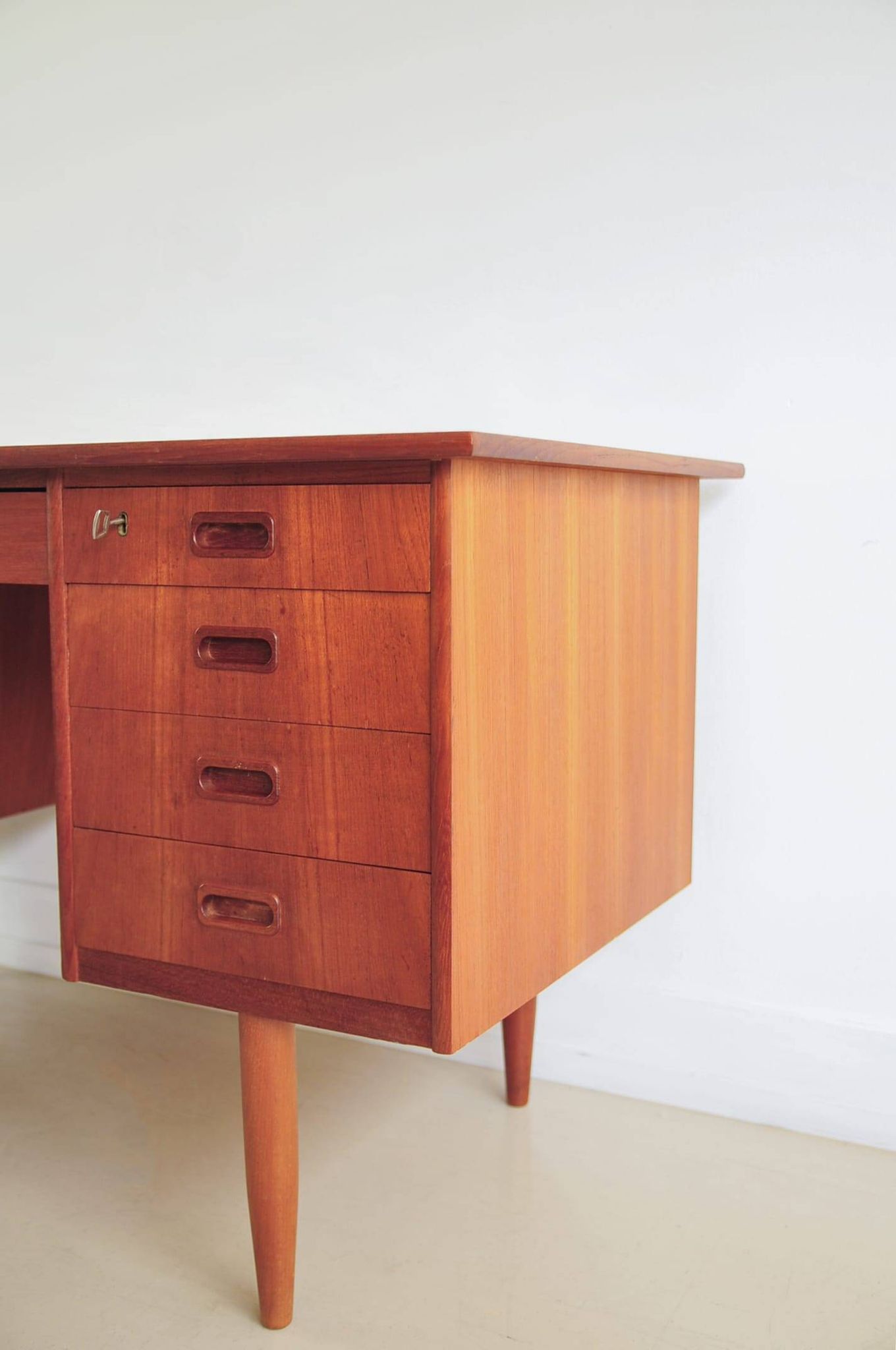 Bureau en teck massif danois vintage