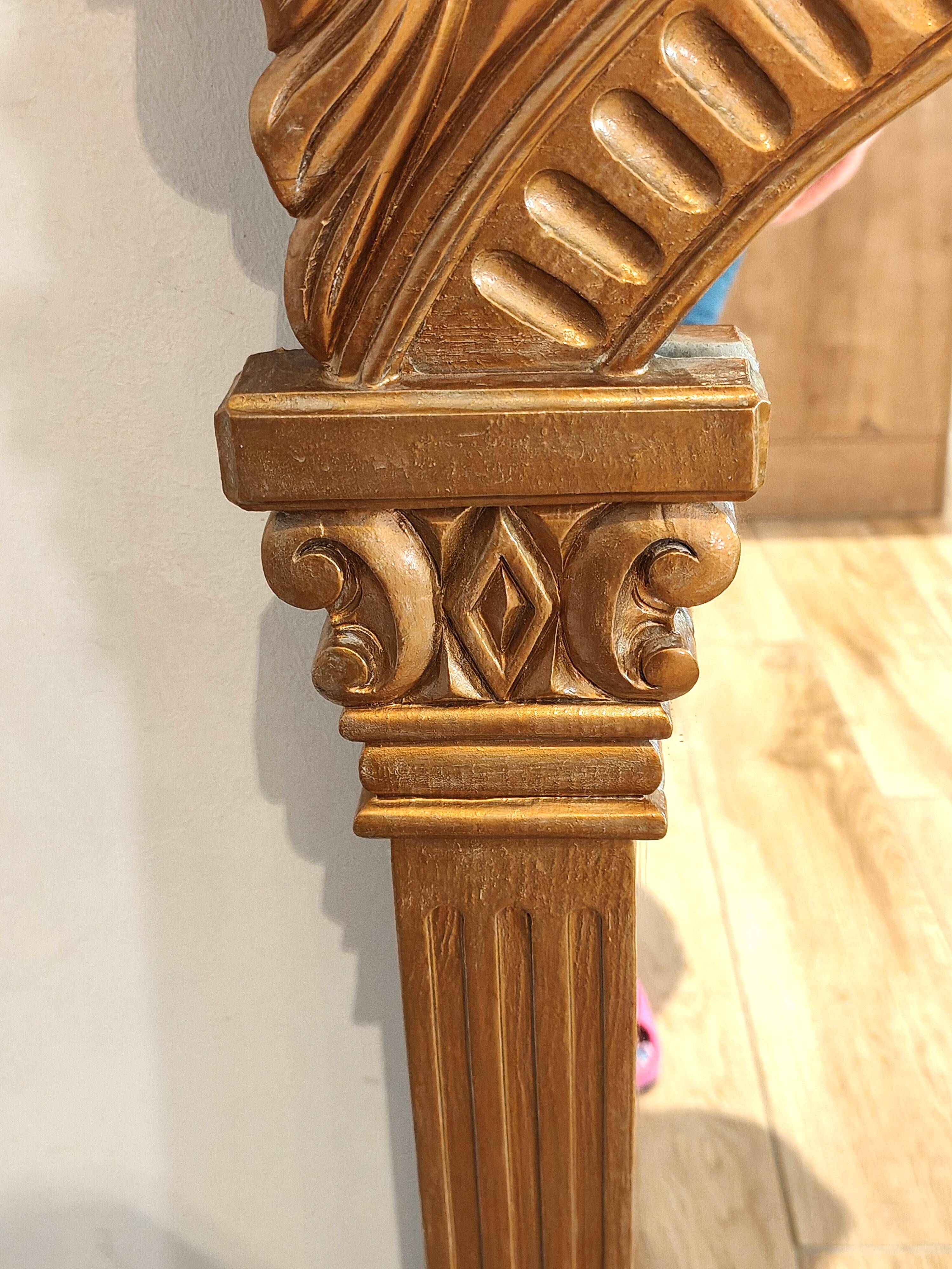 Miroir en bois doré a fronton travaillé