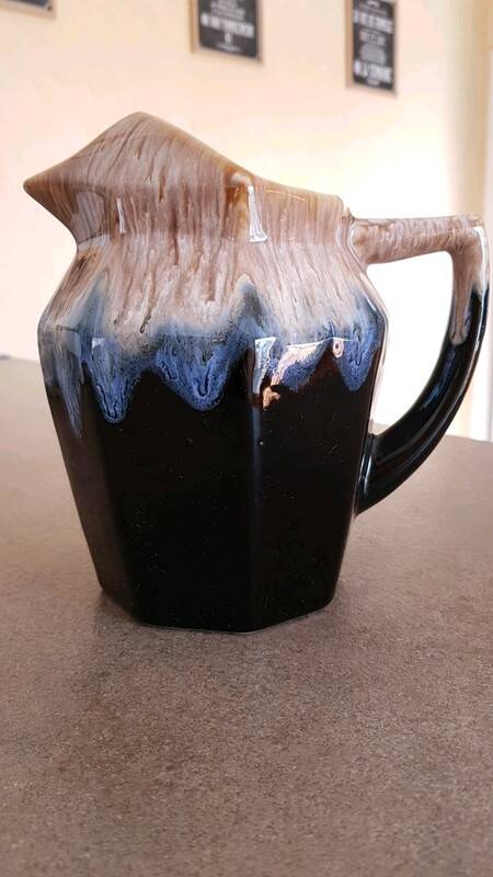 Broc ancien en céramique émaillée