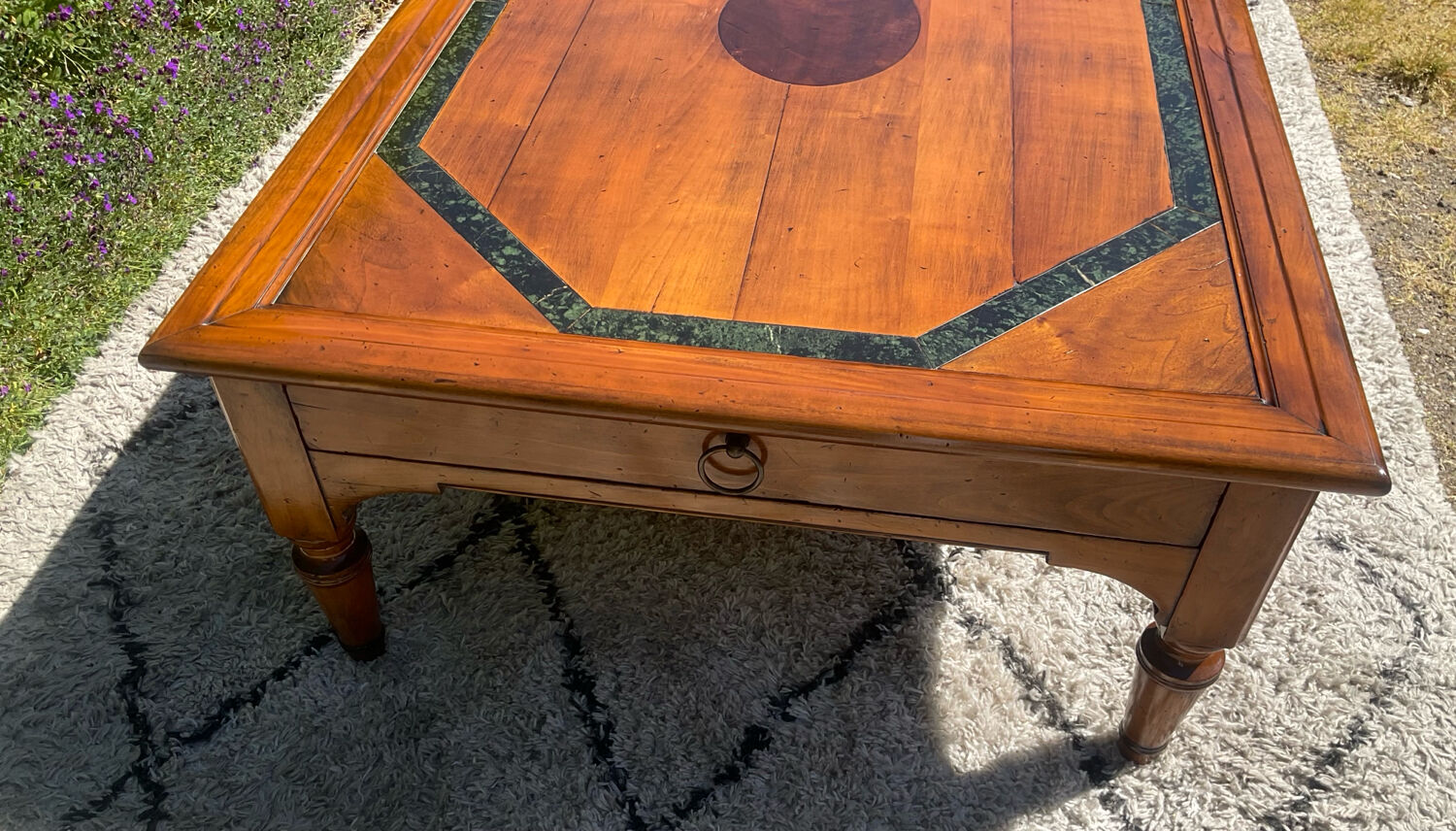 Tale basse vintage en bois massif et marqueterie de marbre