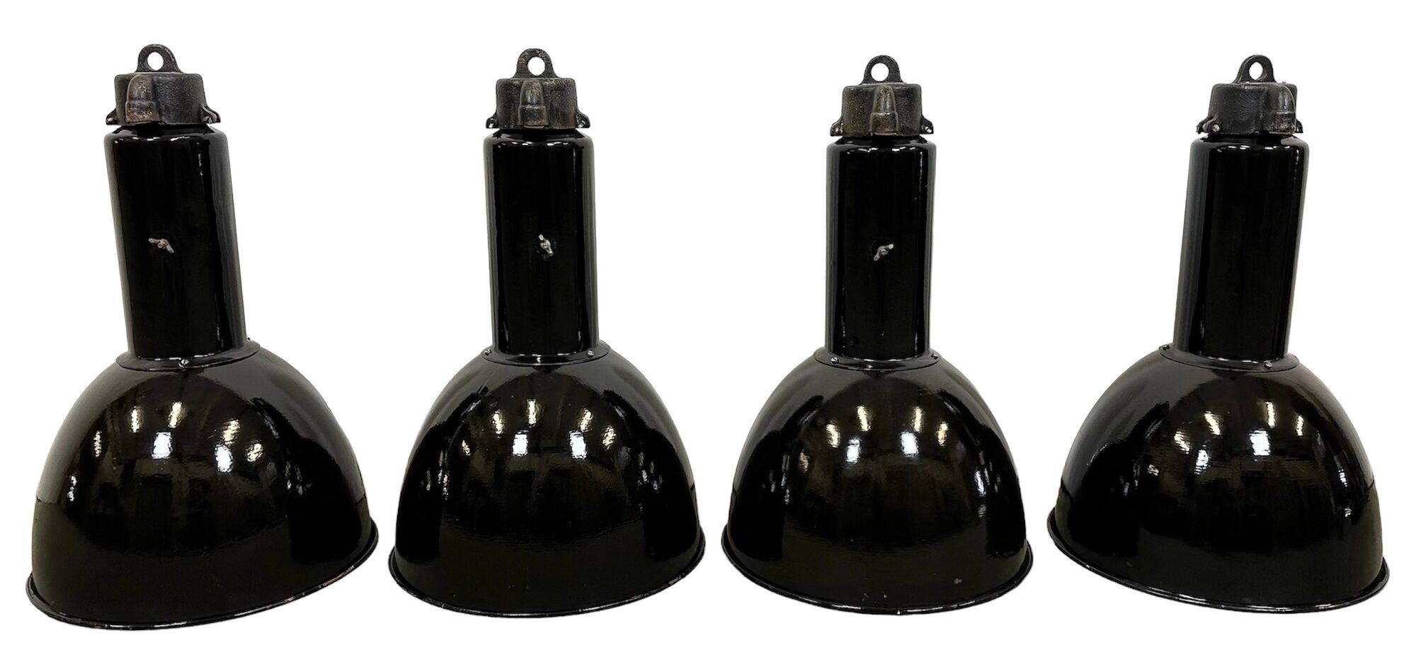 Ensemble de 4 suspensions industrielles bauhaus black enamel, années 1960