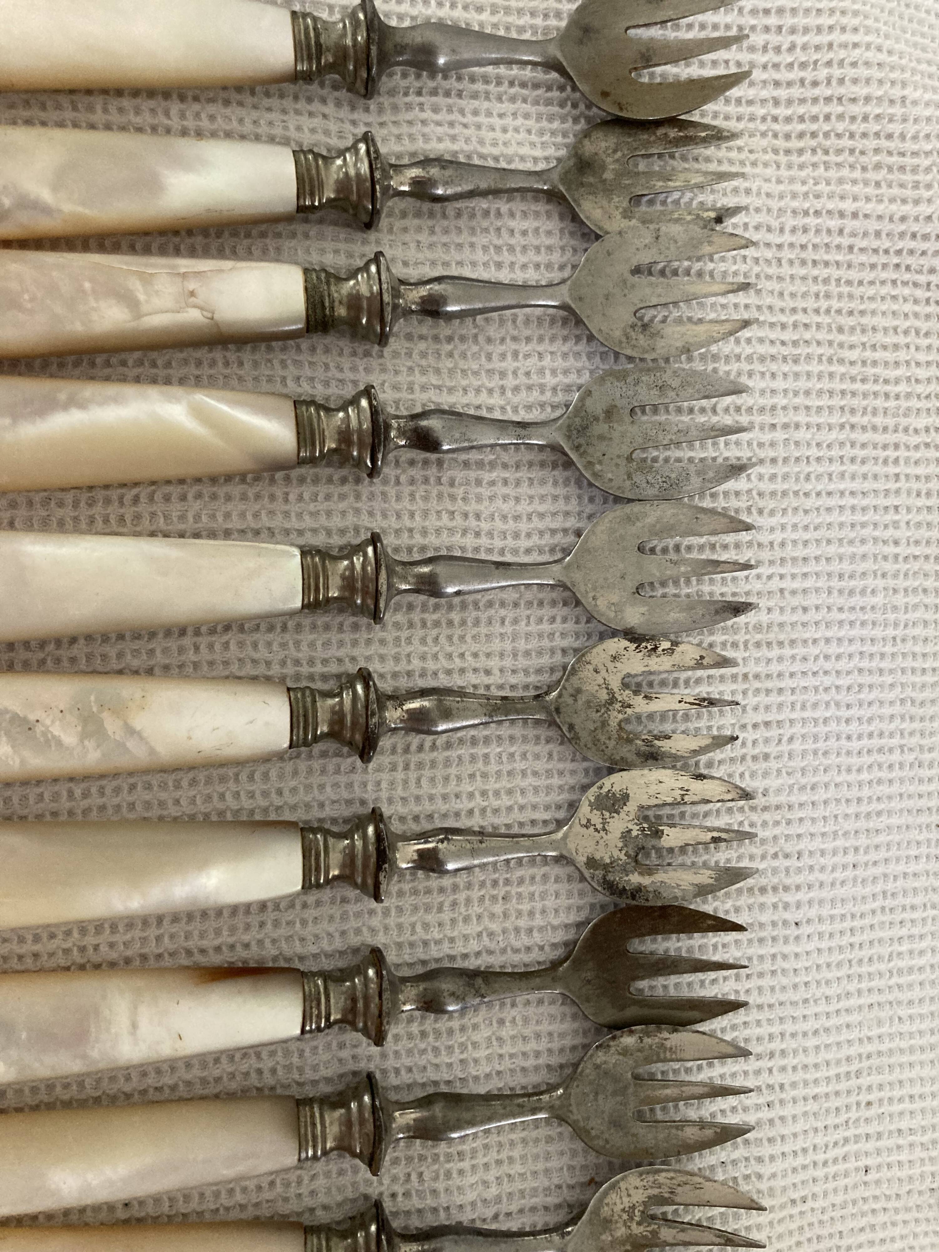 12 dessert forks in steel and mother-of-pearl