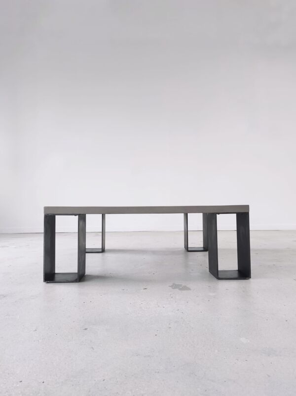 Table basse minimaliste en béton ciré et acier massif 1m20x1m20