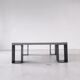 Table basse minimaliste en béton ciré et acier massif 1m20x1m20