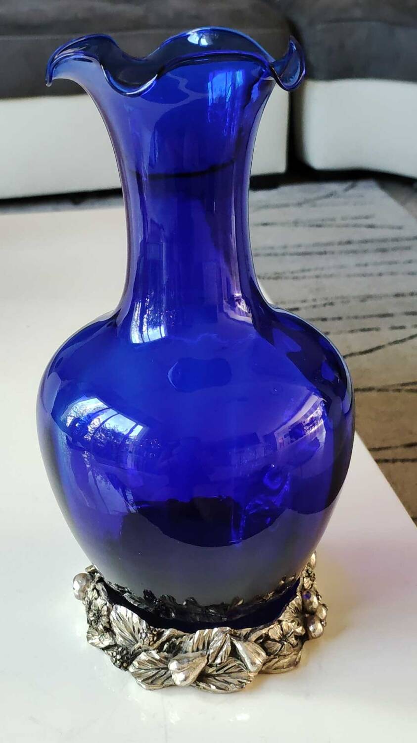 Corolle shaped vase in blown Art glass/Arte Murano Kristall Mery. Cobalt blue on a silver metal-look floral base. Dim 26 x 14 cm