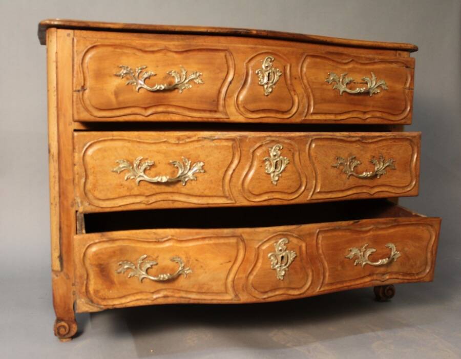 Lyonnaise chest of drawers, 18th century, blond walnut