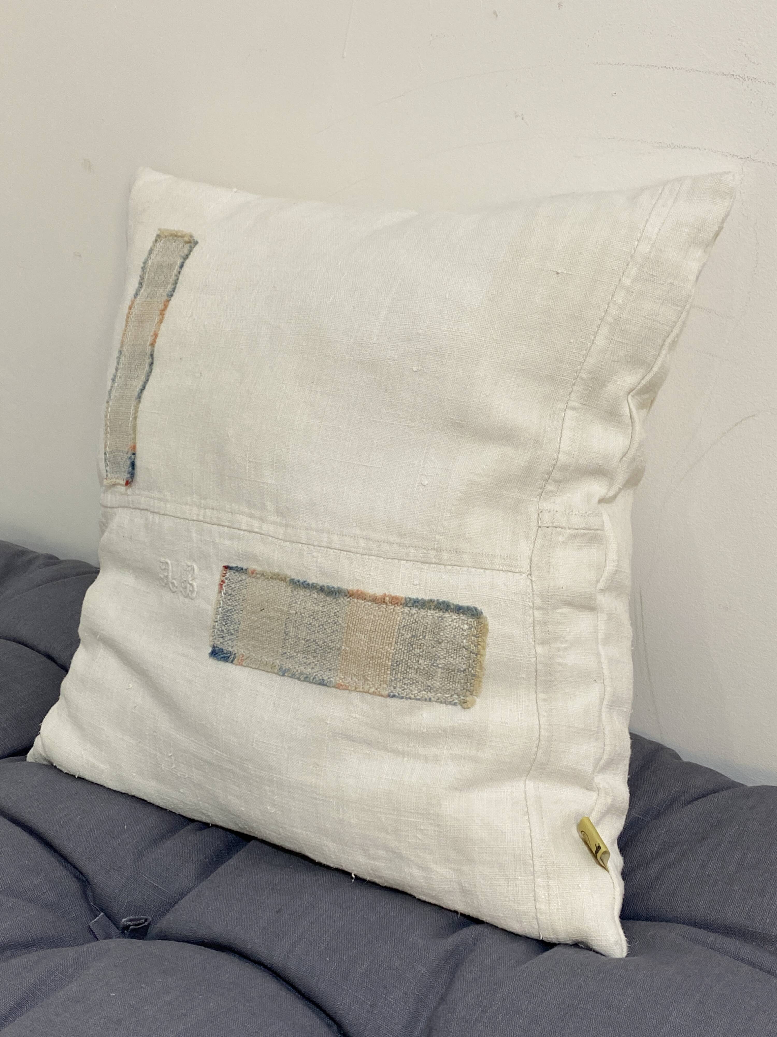 Coussin carré en toile ancienne style kilim tissé, patché, monogramme AB