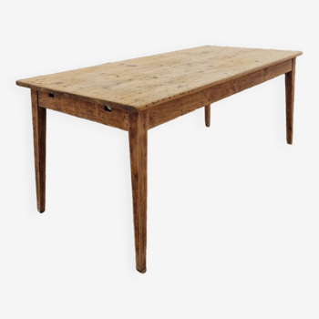 Extendable farm table