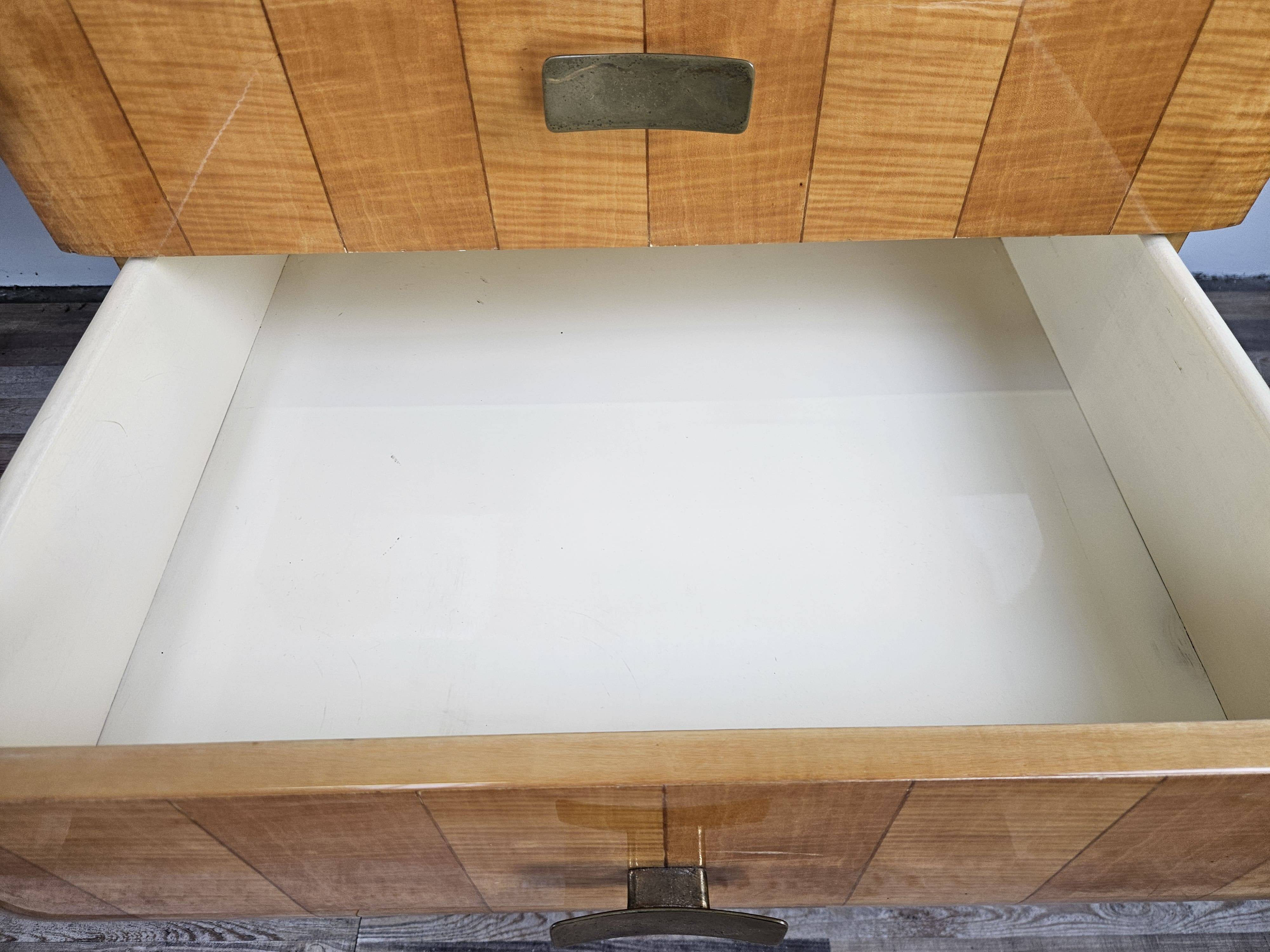 Commode en érable et verre du milieu du siècle des années 1950