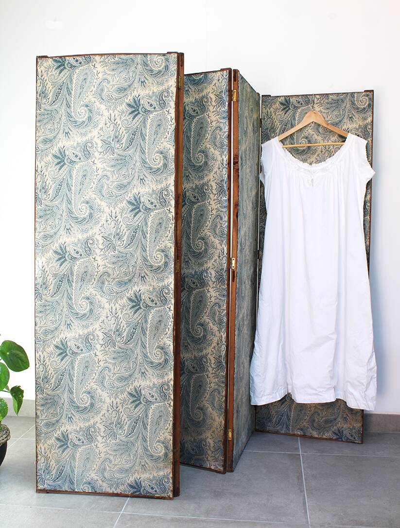 Wood and cashmere fabric screen