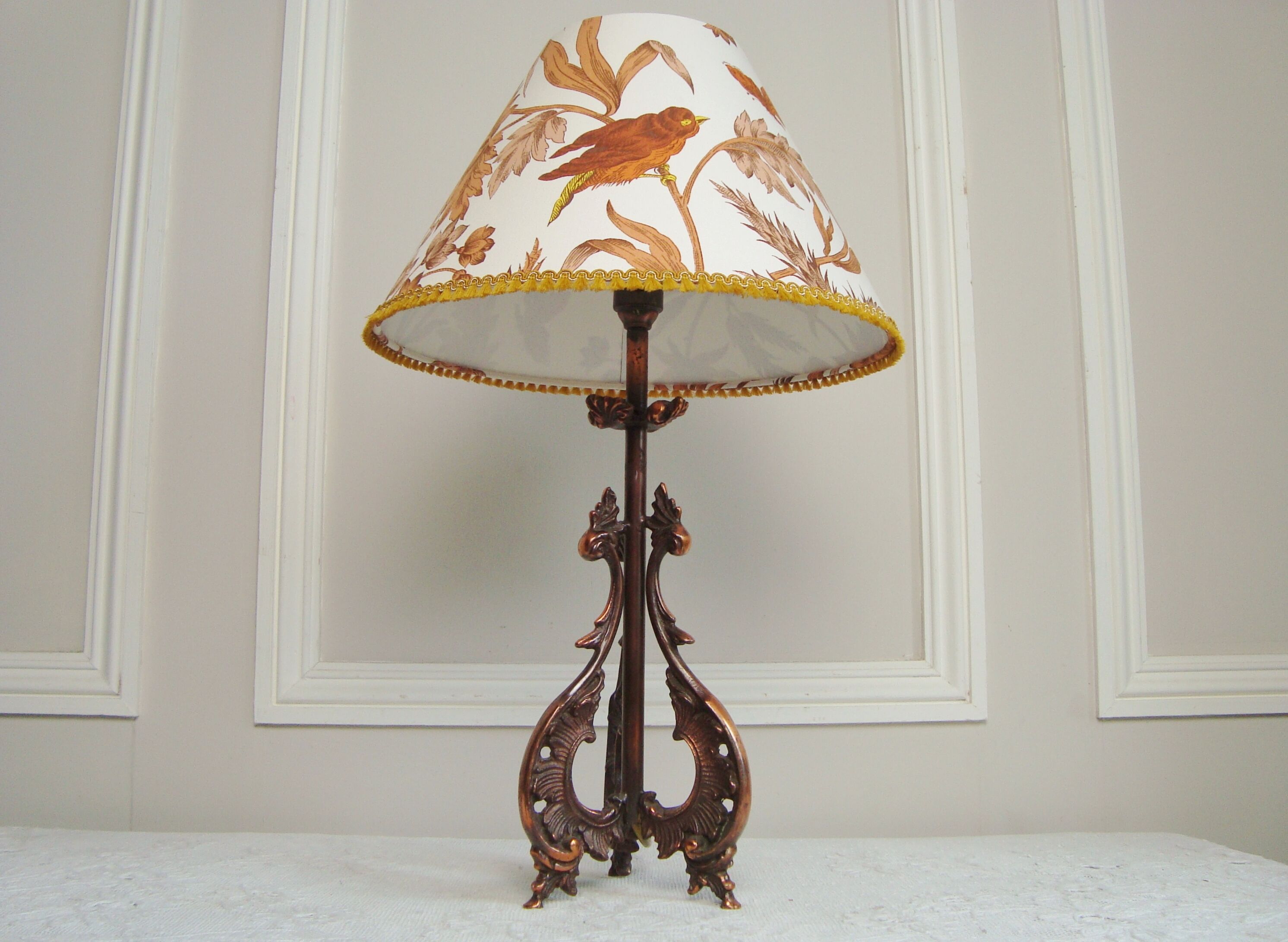 Rock-style table lamp with its vintage bird pattern shade