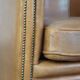 Fauteuil club en cuir de mouton de couleur cognac neutre et en bon état