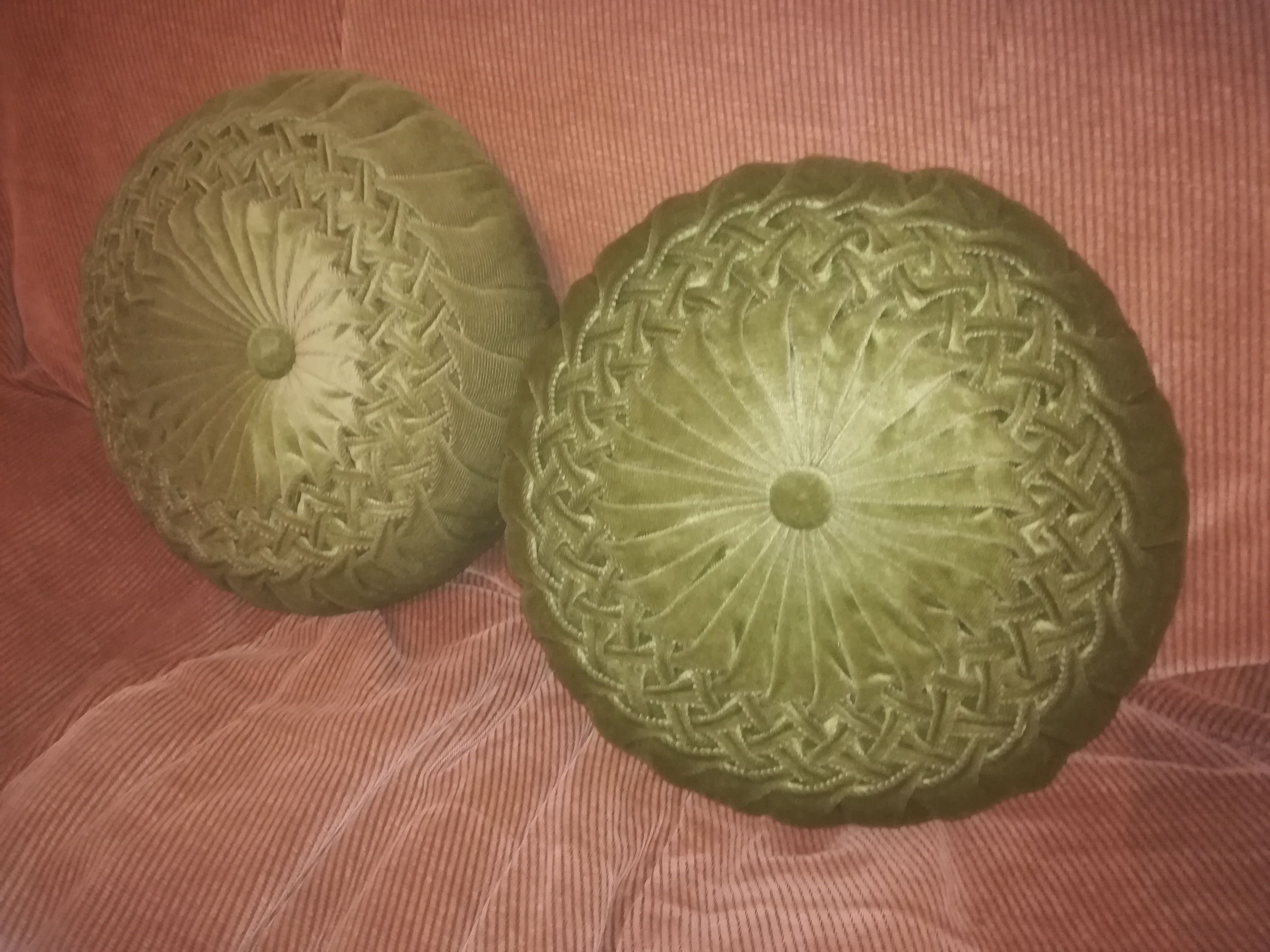 Round pleated velvet cushion