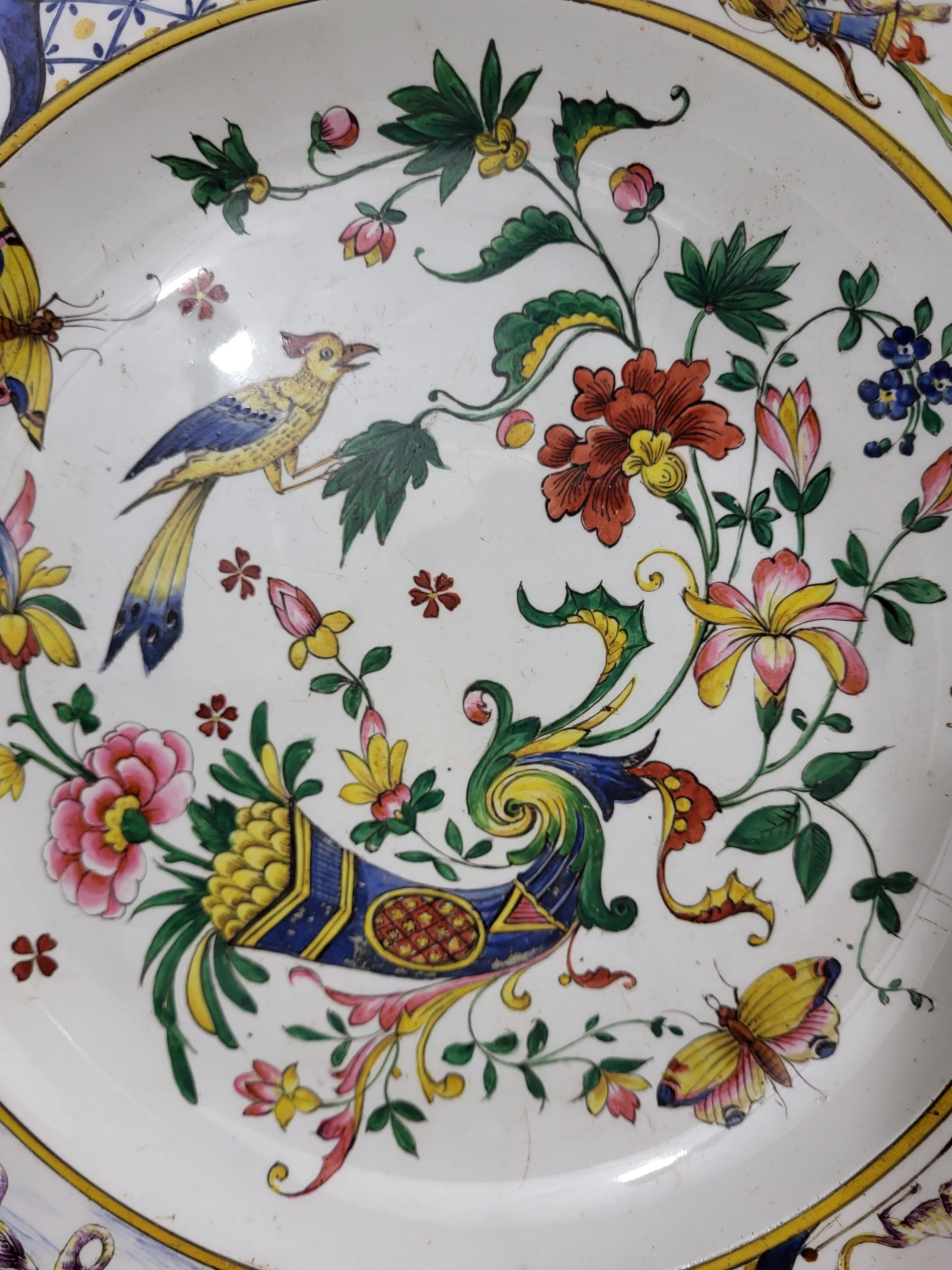 Round earthenware dish from Gien XIXth Horn of Abundance