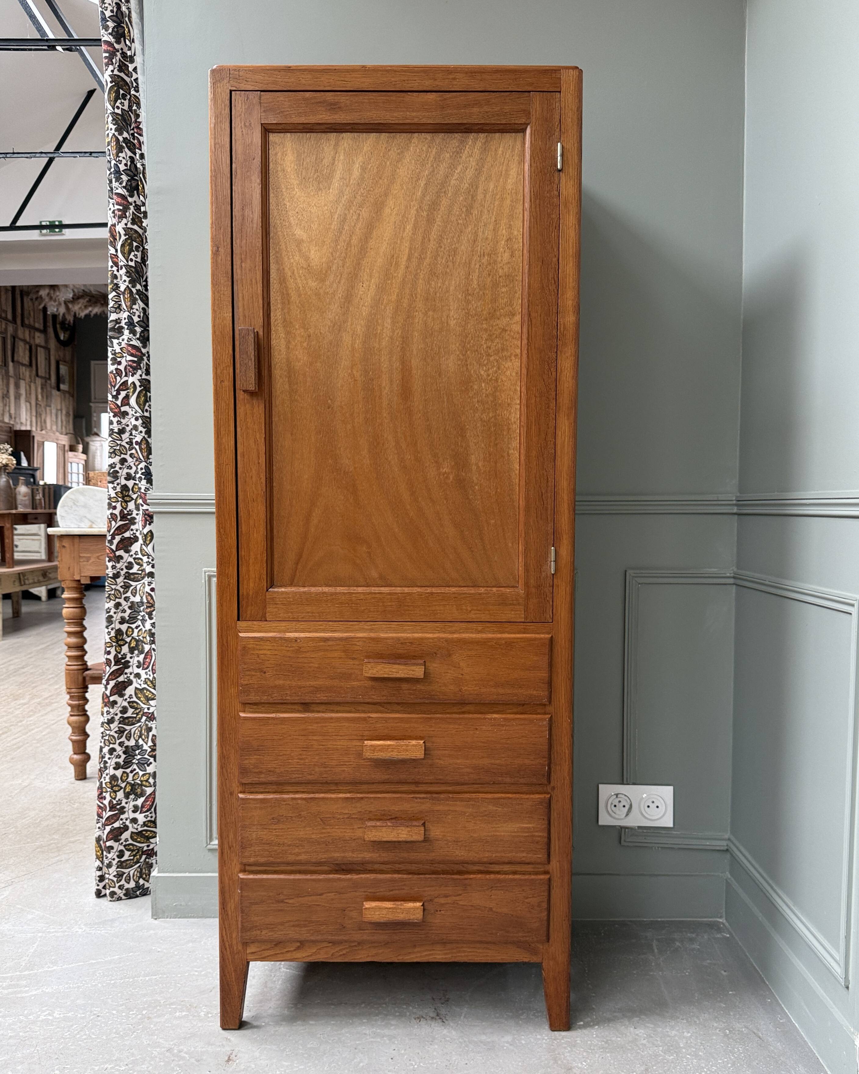 Vintage oak bonnetière