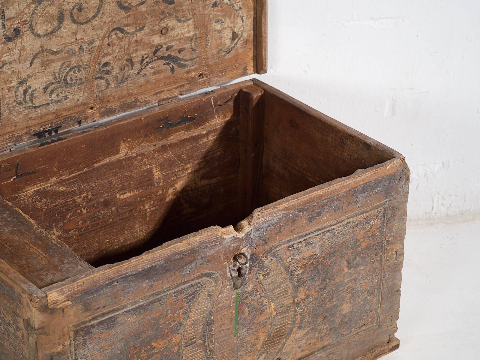 Ancien coffre en bois massif (Année 1830) #34