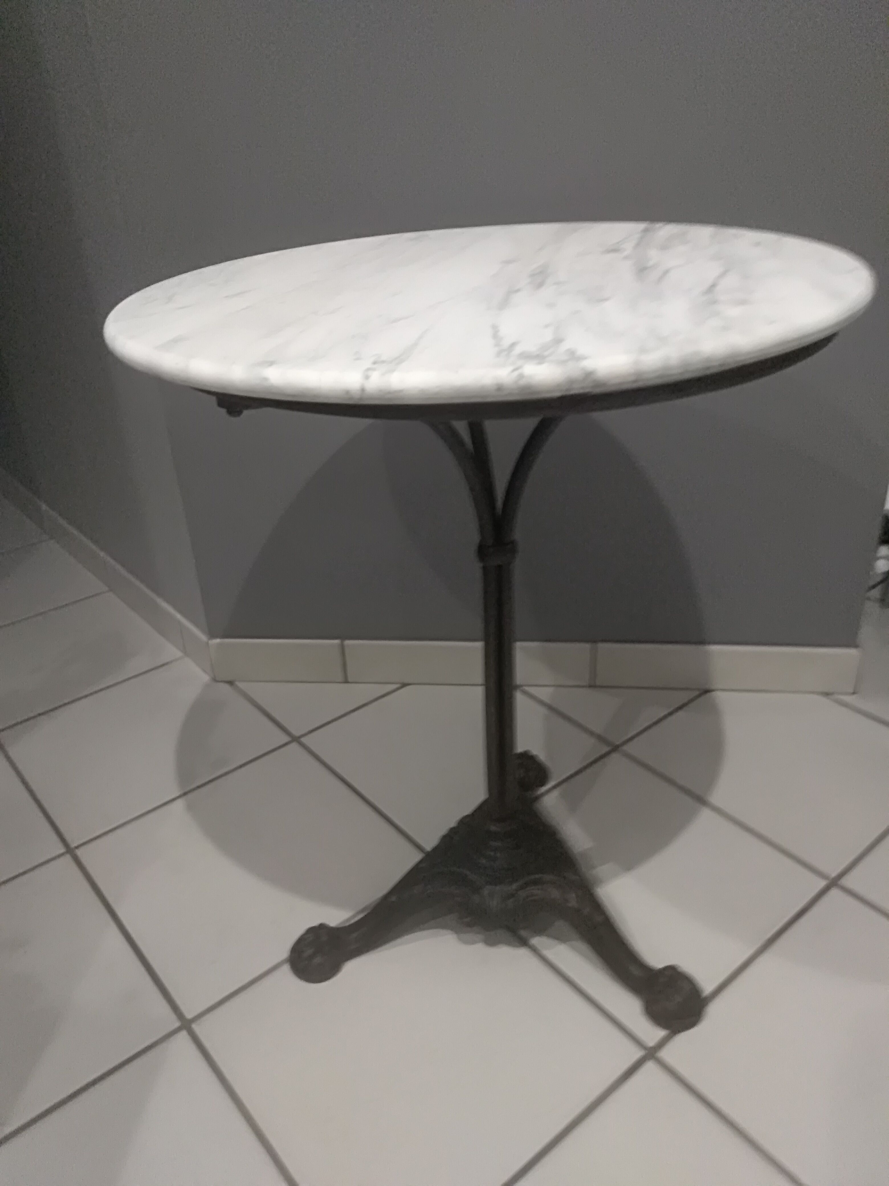 Bistrot's white marble table 1900s