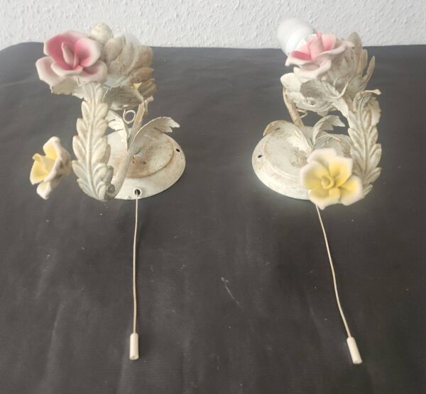 Lampe de plafond en tole faite à la main et 3 appliques murales avec des roses en porcelaine style shabby.