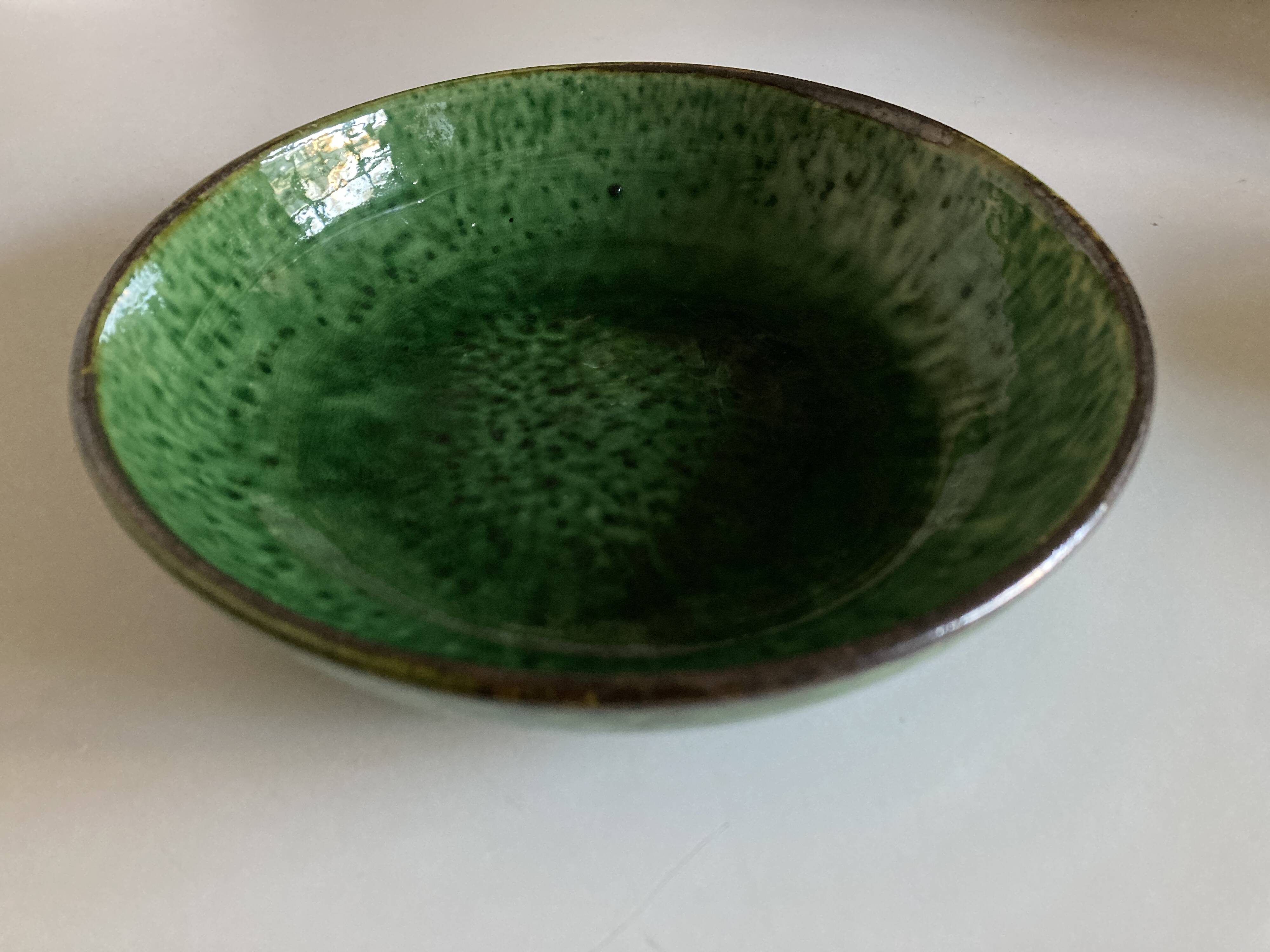 Aegitna hollow dish on heel in green glazed earthenware