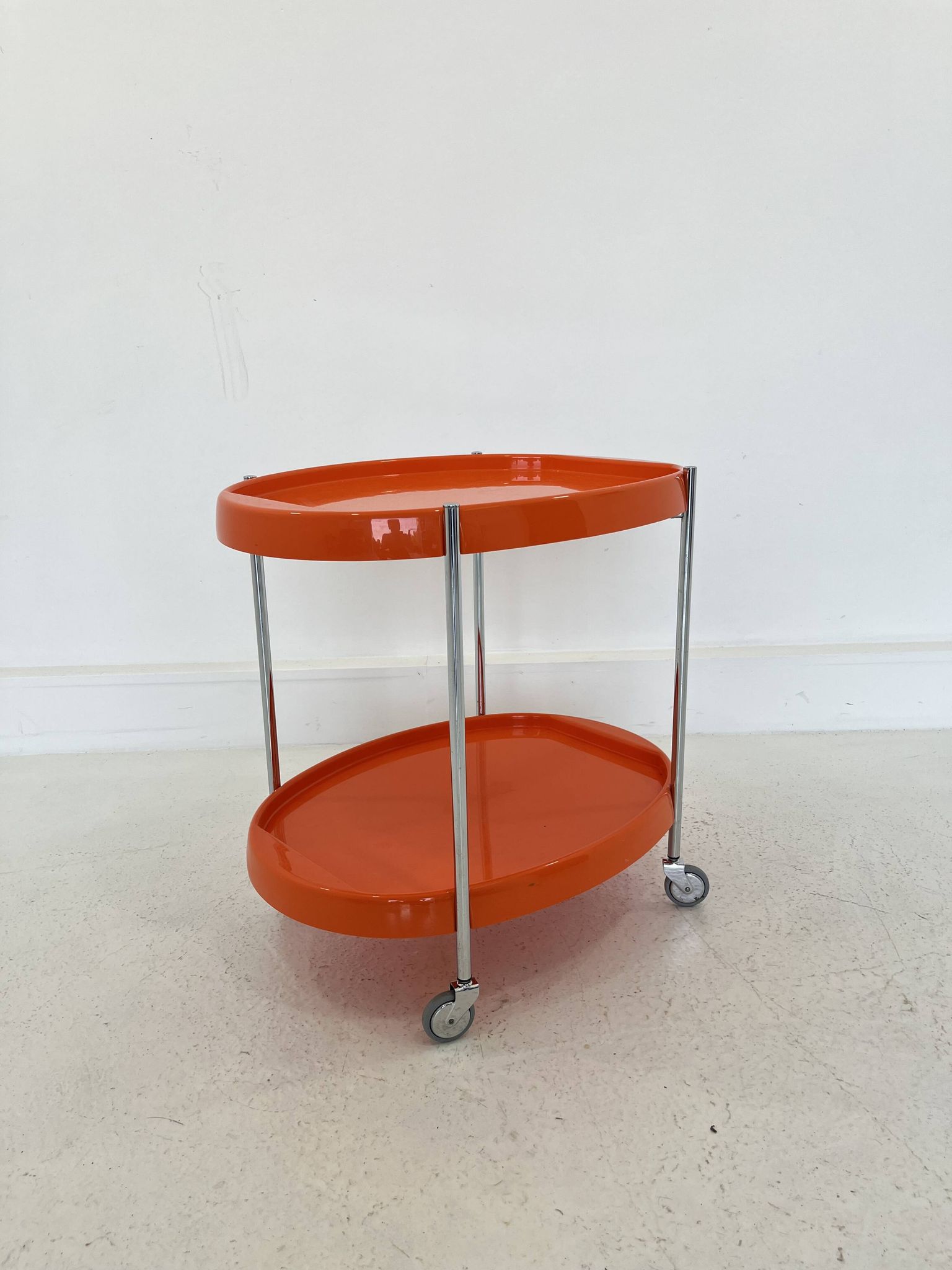 Chariot de service en chrome de l'ère spatiale avec plateaux en plastique orange, années 1970