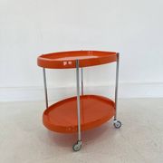 Chariot de service en chrome de l'ère spatiale avec plateaux en plastique orange, années 1970