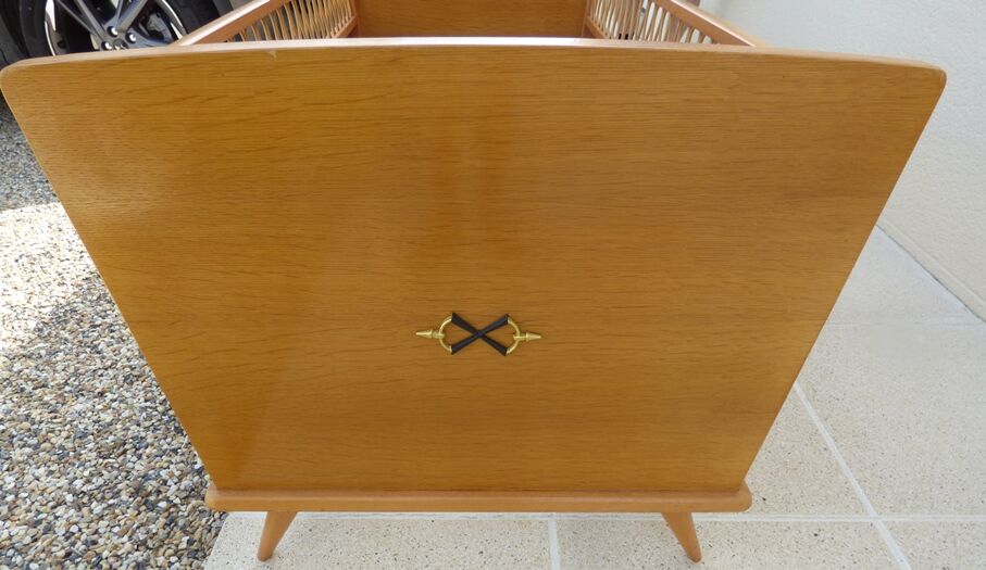 Art Deco baby with its wooden compass feet