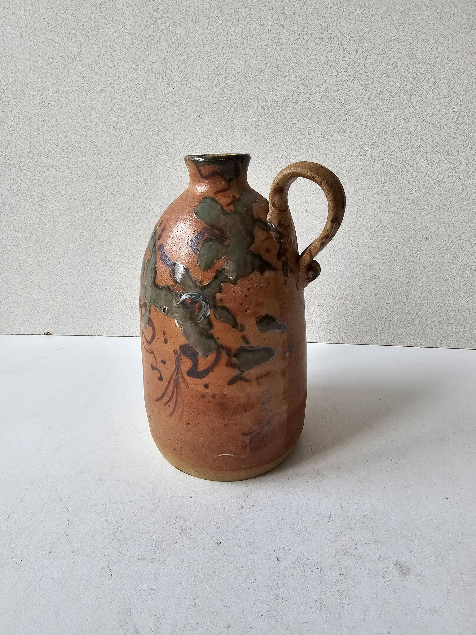 Vase Soliflore à anse en céramique signature à identifier