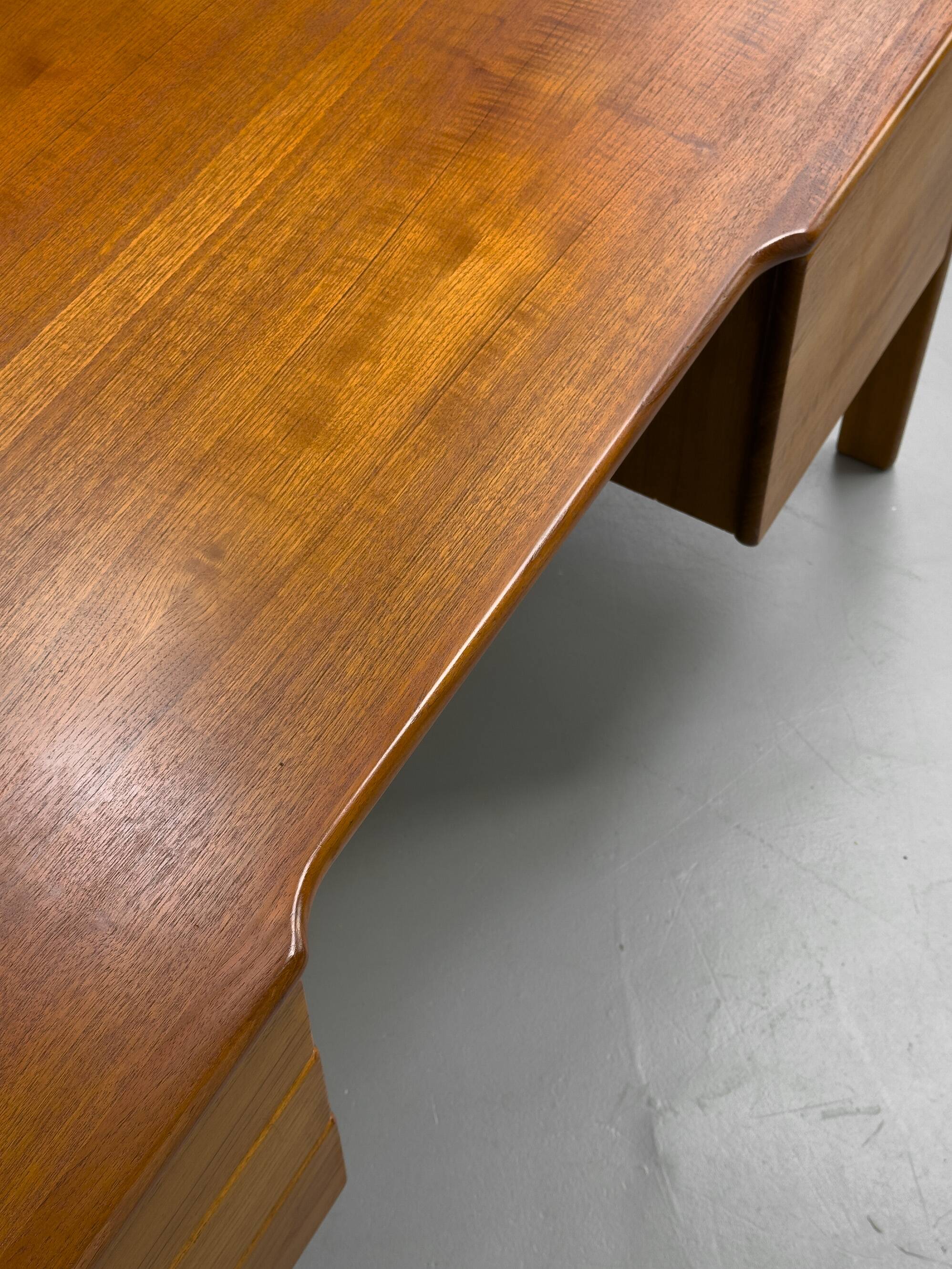 Bureau danois en teck avec porte et tiroirs par Bornholm, années 1970