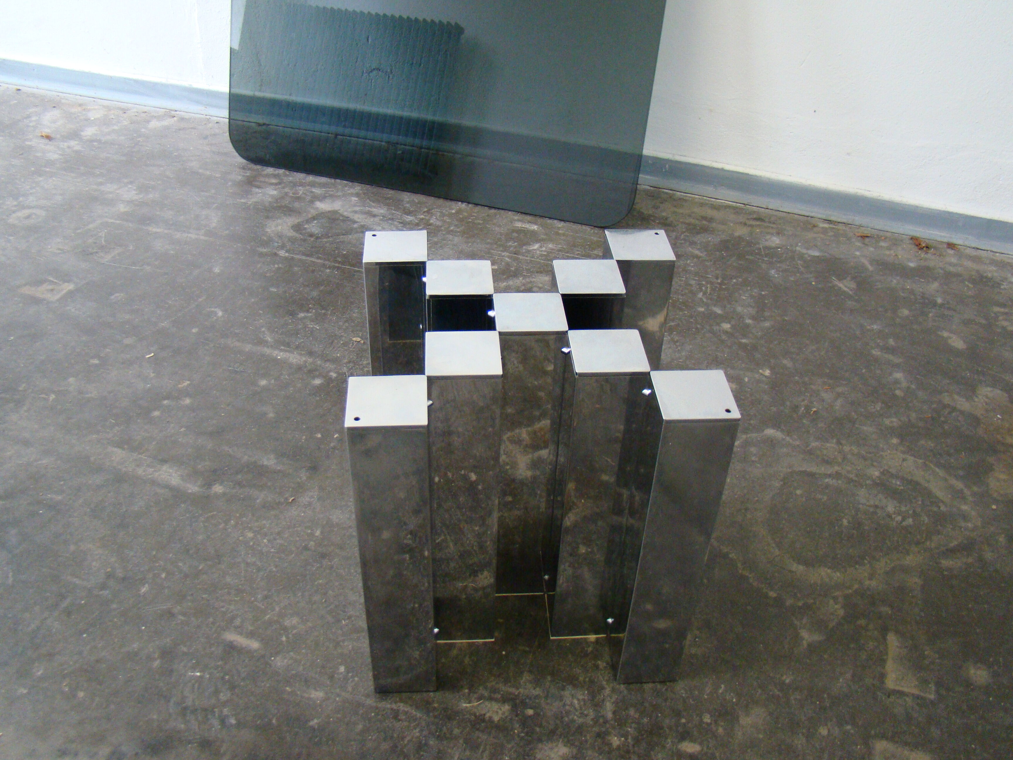Table basse en verre fumé et chrome 1970