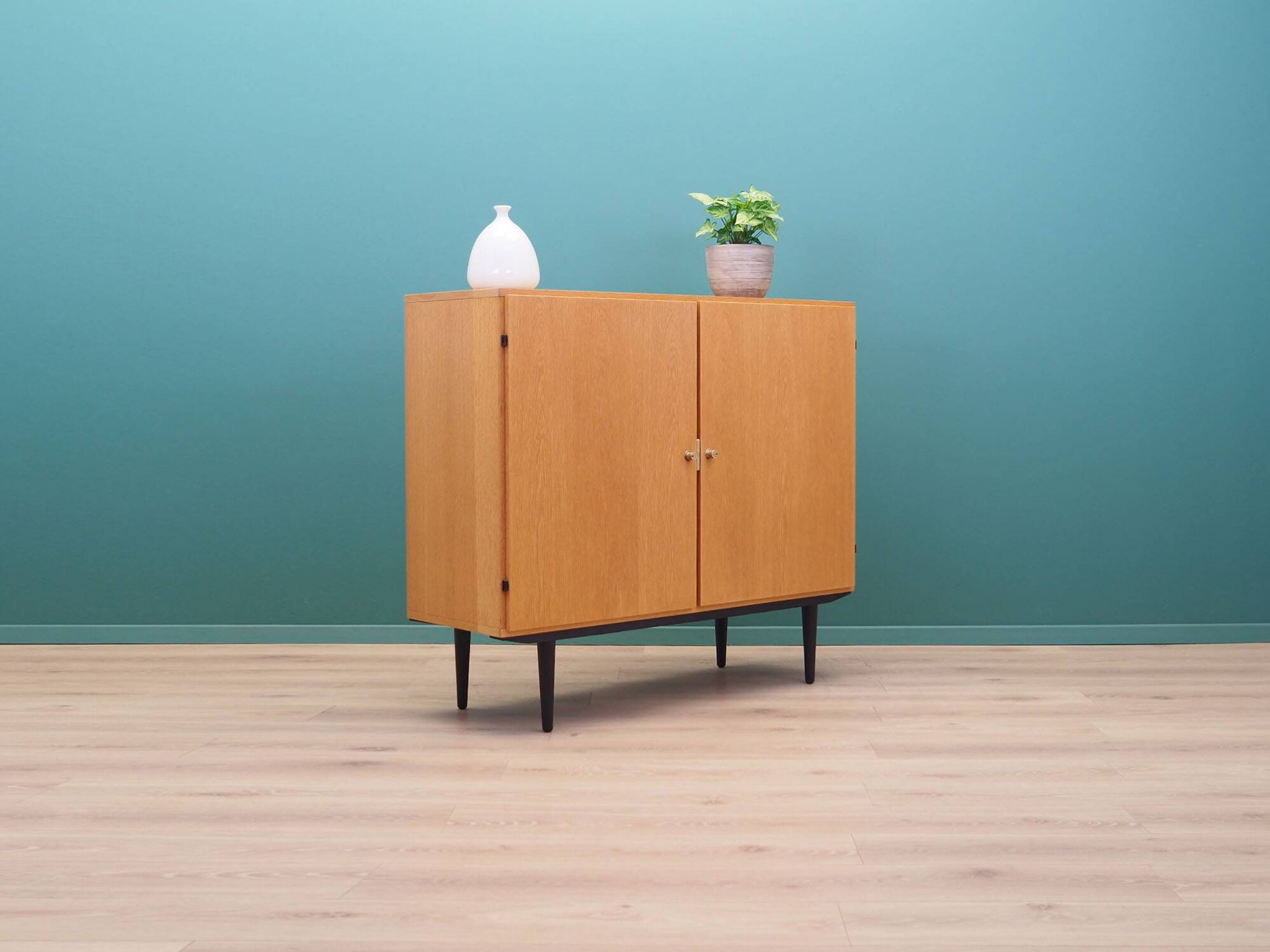 Armoire en frêne, design danois, années 1970, production : Danemark