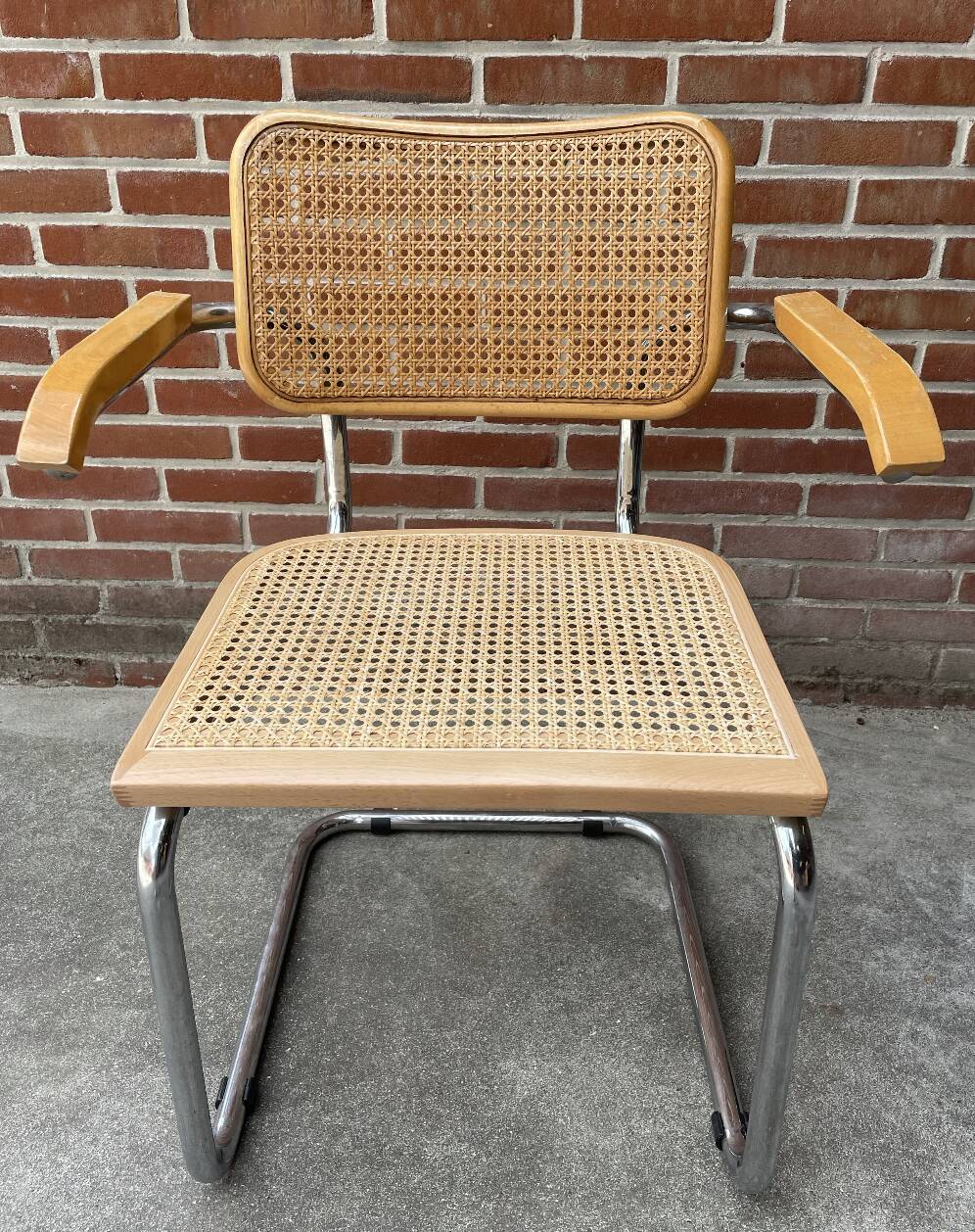Cesca chair B64 with armrests by Marcel Breuer Design