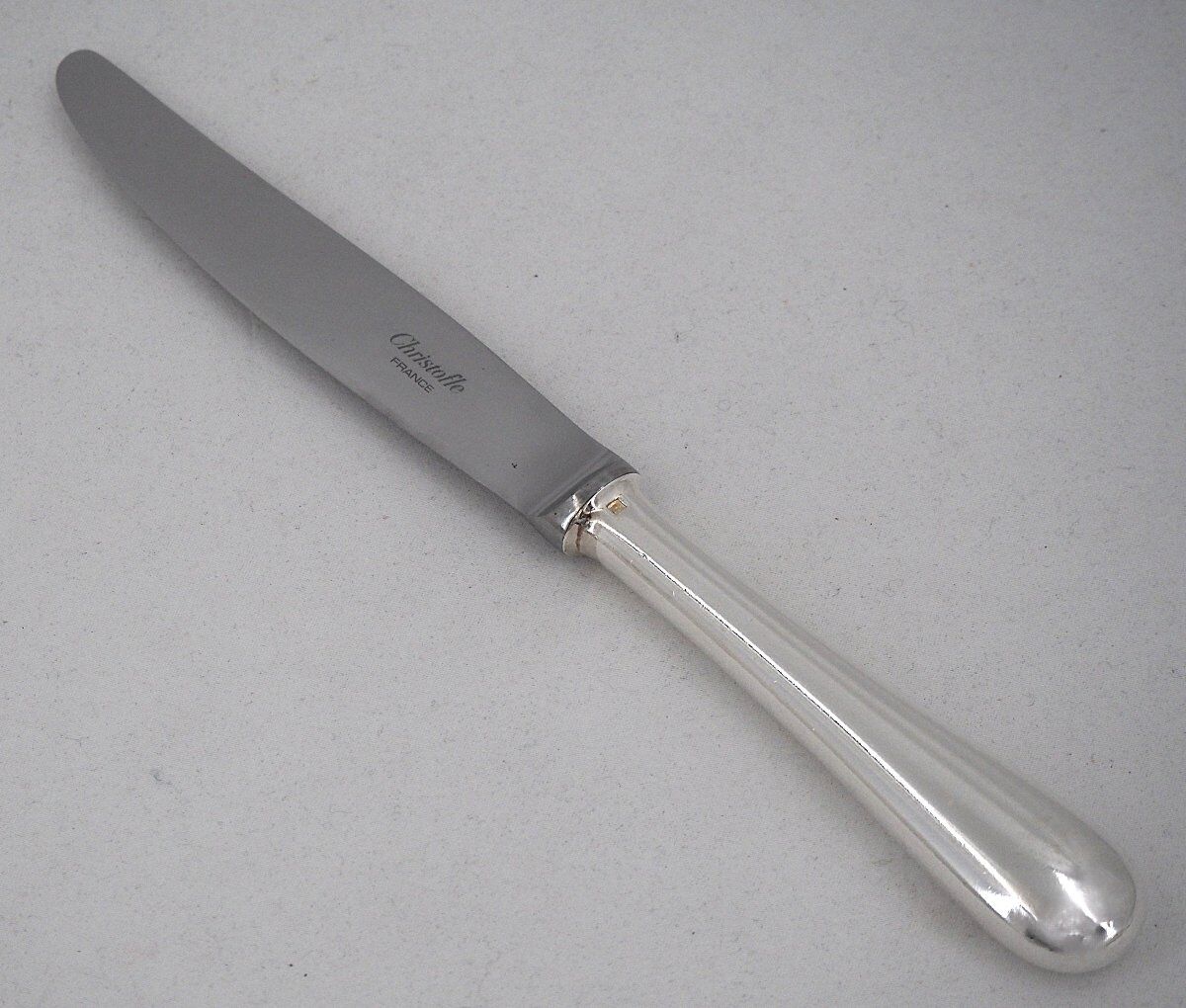 Christofle modèle Baguette, 12 couteaux de table en métal argenté, en parfait état.