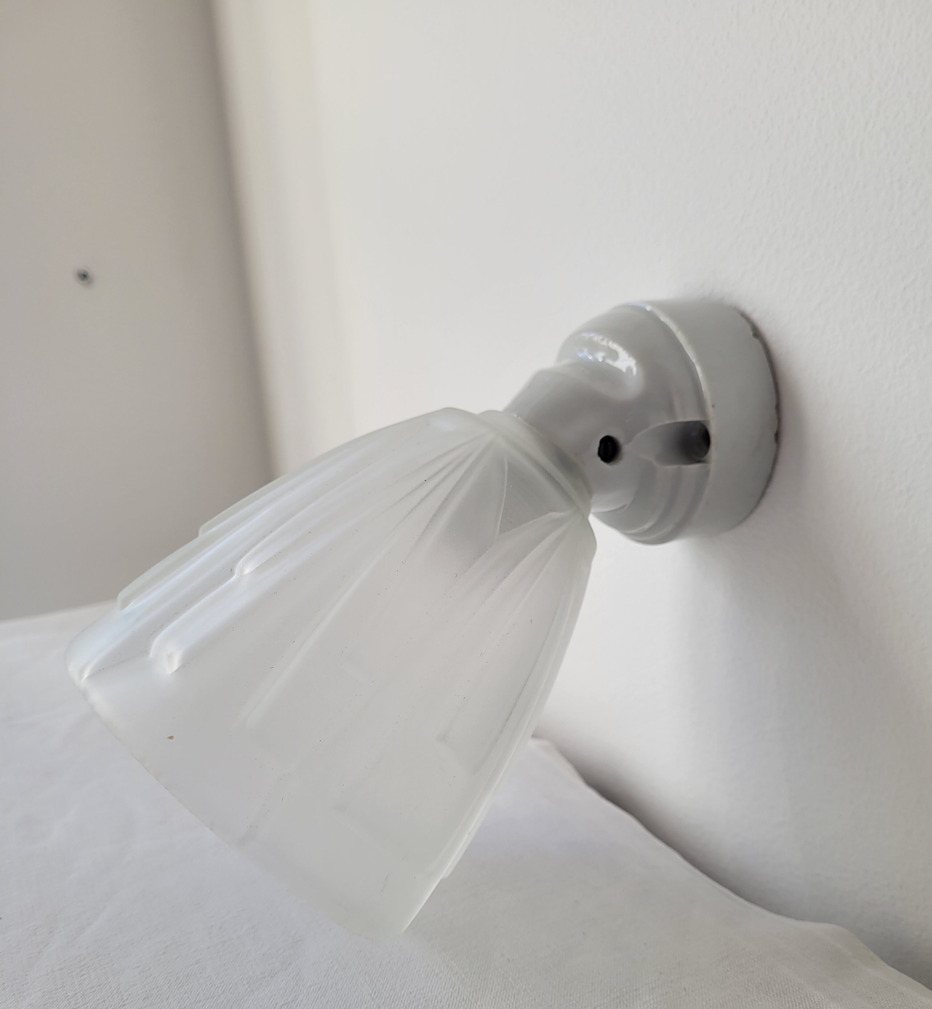 Art deco wall lamp in glass and porcelain