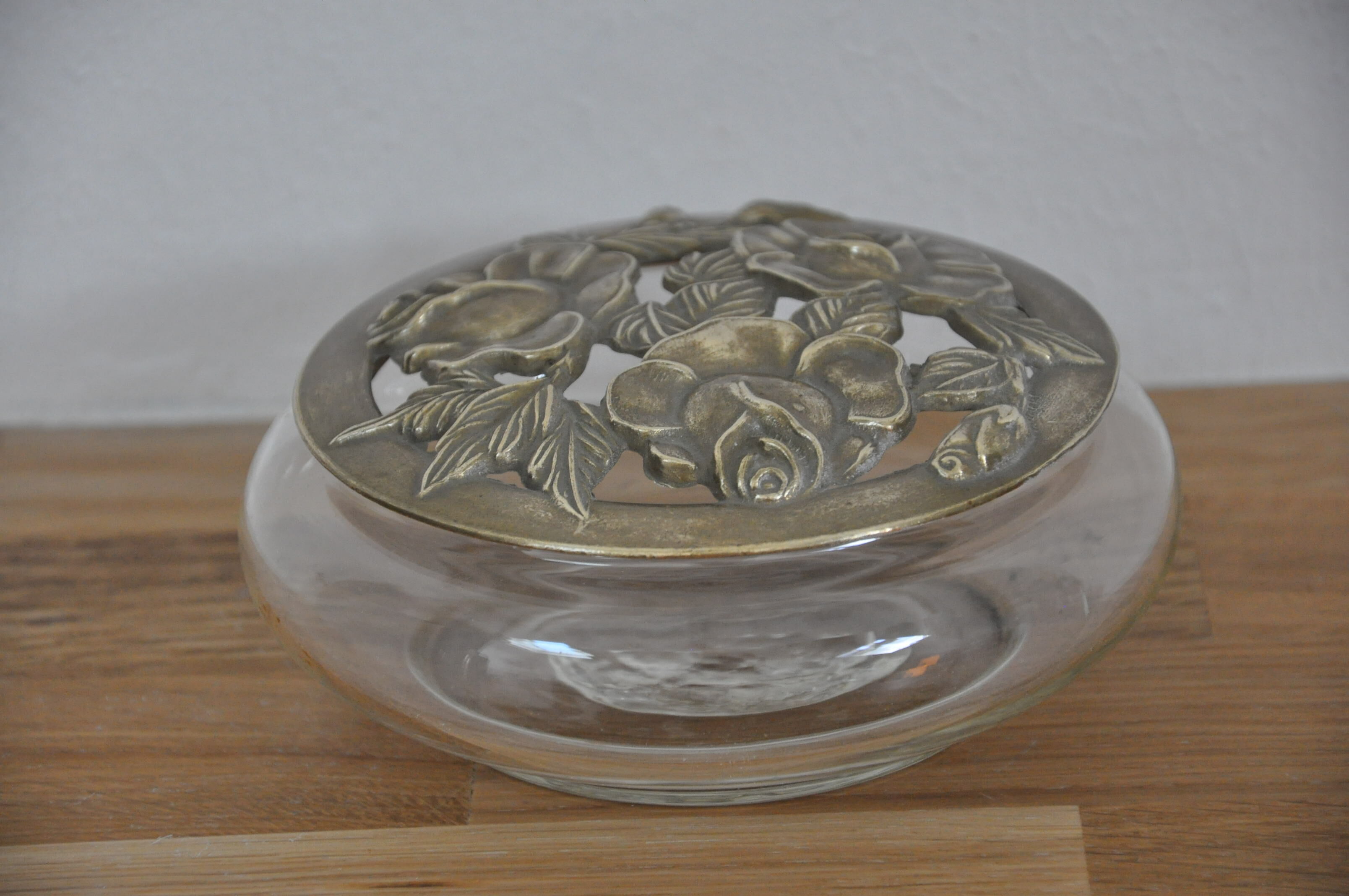 Round box glass and brass flower pattern