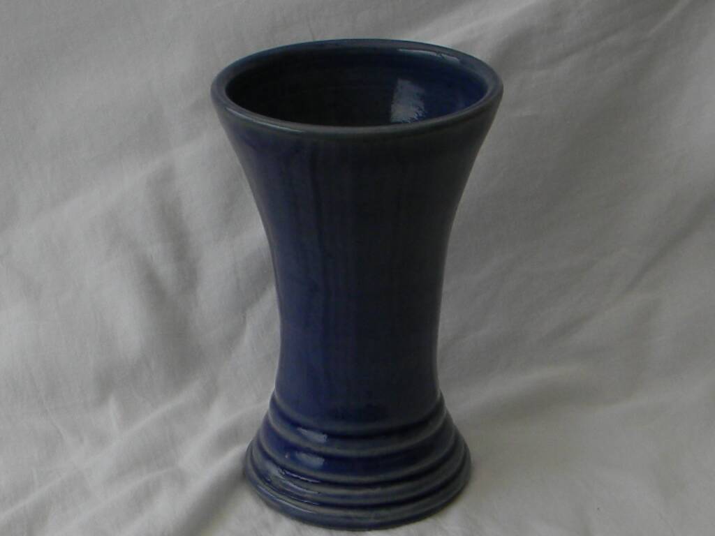 Vase bleu en grès vernissé  de ST AMAND EN PUISAYE.  Signé Fabrice Normand.