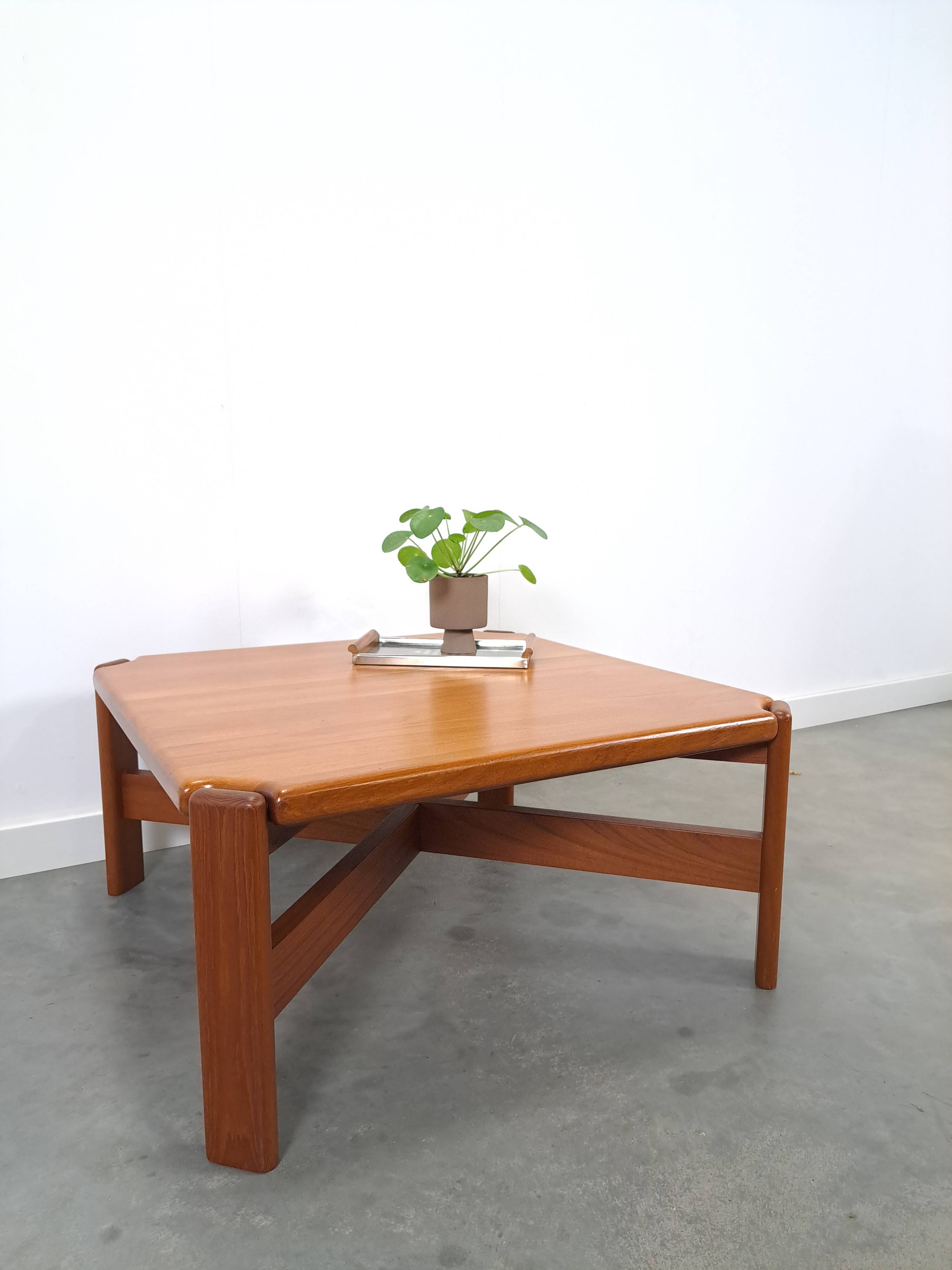 Table de salon en teck pour Denemarken, table