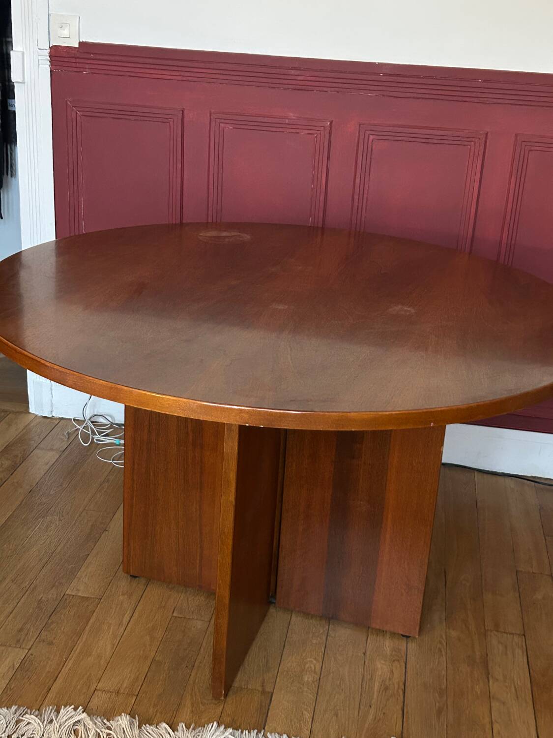 Table ronde en bois verni