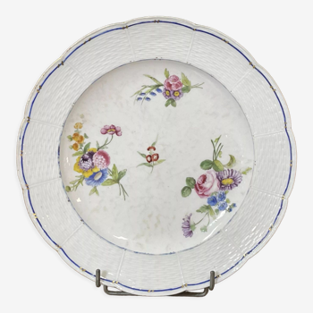 Assiette en porcelaine de Sèvres à décor polychrome de fleurs du XVIIIème siècle