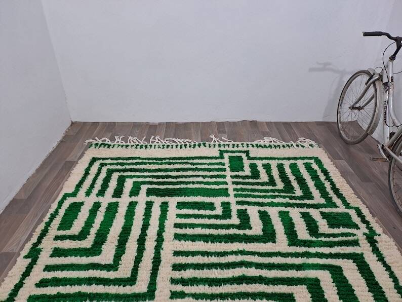 Handmade pure wool rug, traditional size 200 x 300 cm.