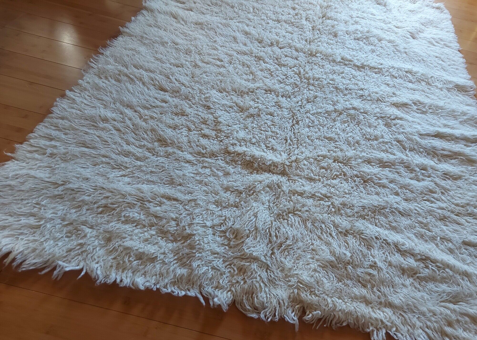 LARGE WHITE CARPET WITH LONG HAIR - PURE WOOL - 156 X 220 CM - VINTAGE